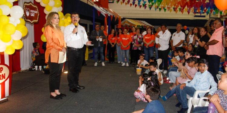 Dámaso Anaya y su esposa presiden el festival del SUTUAT por el Día del Niño