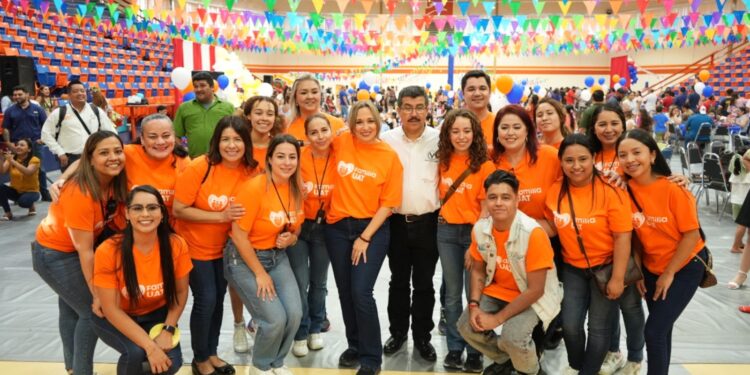 Dámaso Anaya y su esposa presiden el festival del SUTUAT por el Día del Niño