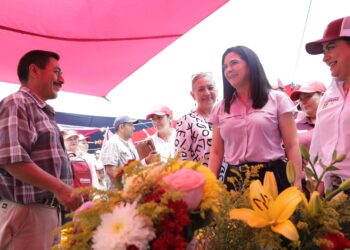 Mónica Villarreal dialoga con oferentes del rodante de Germinal en Tampico