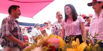 Mónica Villarreal dialoga con oferentes del rodante de Germinal en Tampico