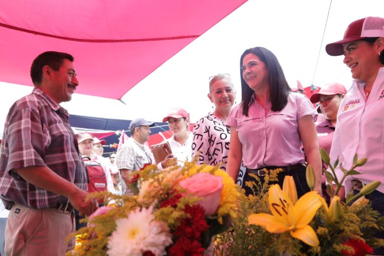 Mónica Villarreal dialoga con oferentes del rodante de Germinal en Tampico