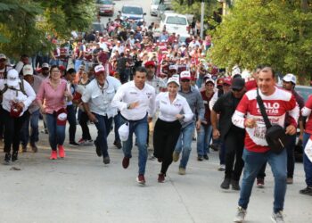 Vecinos de la Enrique Lara y Amalia G. van con Lalo Gattás por la reelección en Victoria