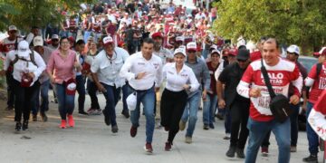 Vecinos de la Enrique Lara y Amalia G. van con Lalo Gattás por la reelección en Victoria