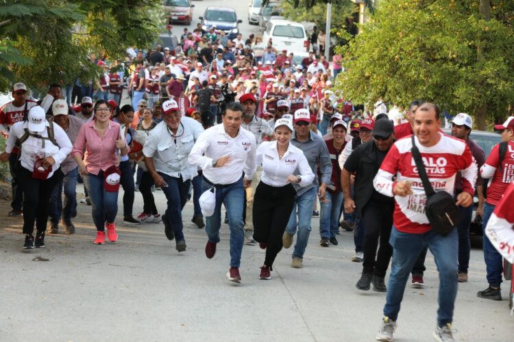Vecinos de la Enrique Lara y Amalia G. van con Lalo Gattás por la reelección en Victoria