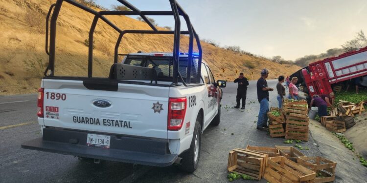 Vuelca trailer en carretera Victoria-Jaumave