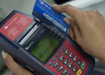 Diputados de México avalan prohibir el cobro de comisiones por pagar con tarjeta