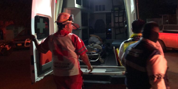 Imprudente embiste a joven motociclista, lo manda al hospital