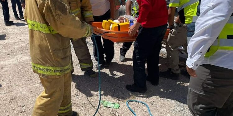 Rescata Protección Civil a empleado que cayó en planta de rebombeo de COMAPA