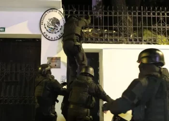 Policías ingresan a la embajada de México en Ecuador para detener al ex vicepresidente Jorge Glas