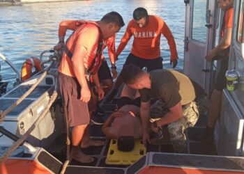 Marina rescata a una persona con dificultades para de salir del mar, en Puerto Matamoros