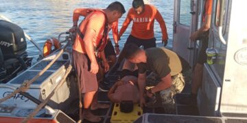 Marina rescata a una persona con dificultades para de salir del mar, en Puerto Matamoros