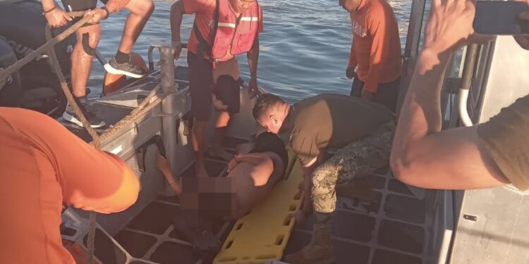 Marina rescata a una persona con dificultades para de salir del mar, en Puerto Matamoros