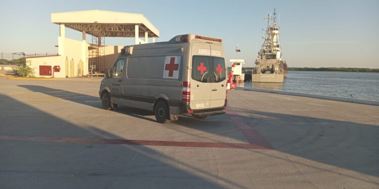 Marina rescata a una persona con dificultades para de salir del mar, en Puerto Matamoros