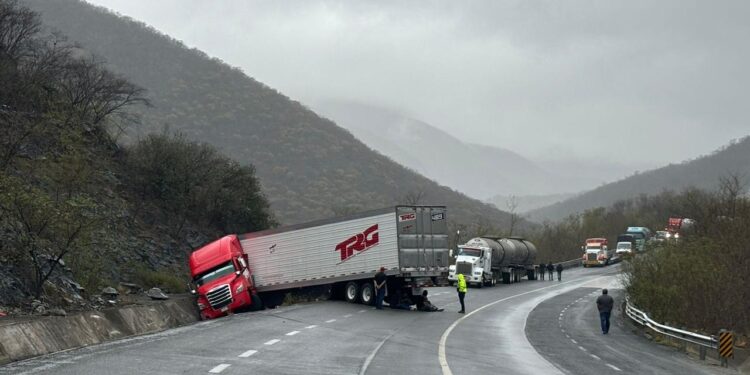 Chocan cuatro tráileres, cierran carretera Rumbo Nuevo