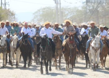 Hombres y mujeres de a caballo dan su respaldo a Geño en Ocampo