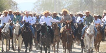 Hombres y mujeres de a caballo dan su respaldo a Geño en Ocampo