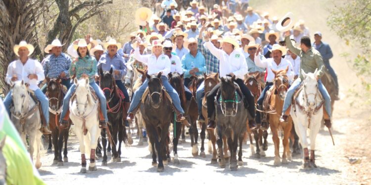 Hombres y mujeres de a caballo dan su respaldo a Geño en Ocampo