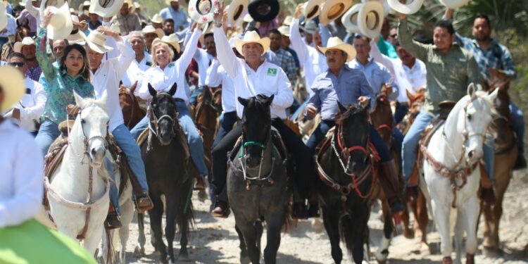 Hombres y mujeres de a caballo dan su respaldo a Geño en Ocampo