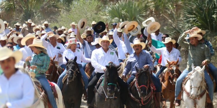 Hombres y mujeres de a caballo dan su respaldo a Geño en Ocampo