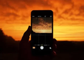 Eclipse solar 8 abril: No dañes tus ojos ni tu celular por querer grabarlo