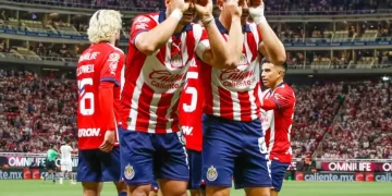 Chivas sufre pero vence 3-2  a Puebla en el estadio Akron