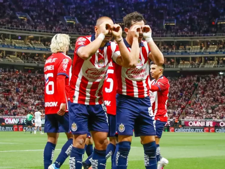 Chivas sufre pero vence 3-2  a Puebla en el estadio Akron