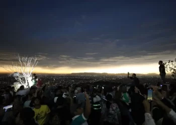 En Coahuila develan placa conmemorativa por el eclipse total de sol 2024