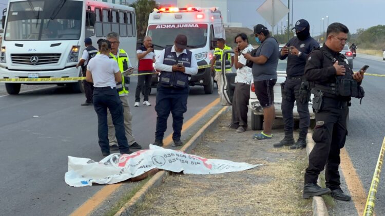 Auto atropella y mata a mujer
