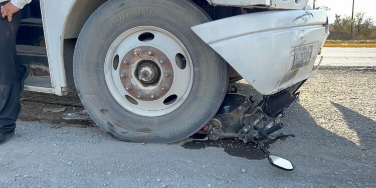 Embisten a motociclista, vive para contarlo