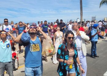 Turistas abarrotan playas de Mazatlán para ver el Eclipse Total de Sol