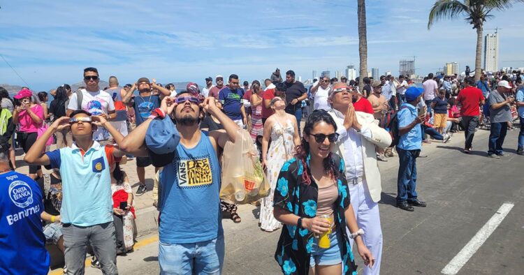 Turistas abarrotan playas de Mazatlán para ver el Eclipse Total de Sol