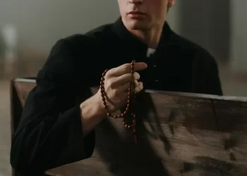 Condenan a sacerdote por orgia en la que casi muere un hombre drogado con viagra