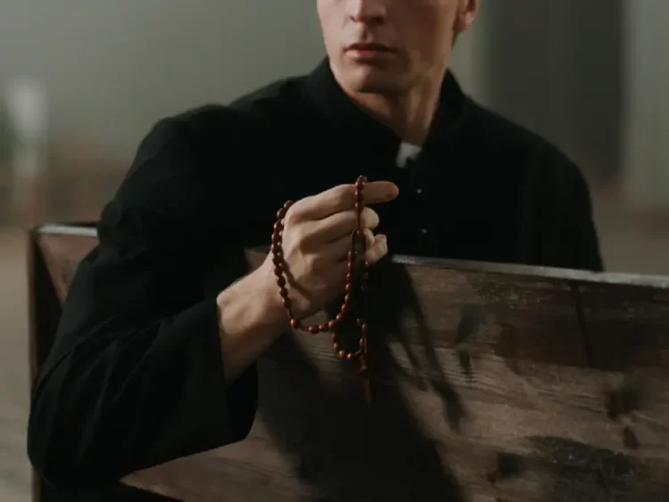 Condenan a sacerdote por orgia en la que casi muere un hombre drogado con viagra