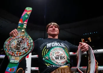 Benavidez sigue enojado por el rechazo del Canelo: ‘No le quitan los títulos por el dinero que genera’