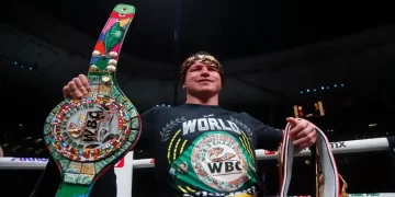 Benavidez sigue enojado por el rechazo del Canelo: ‘No le quitan los títulos por el dinero que genera’