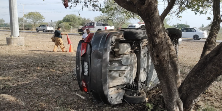 Vuelca por exceso de velocidad… se salva de morir