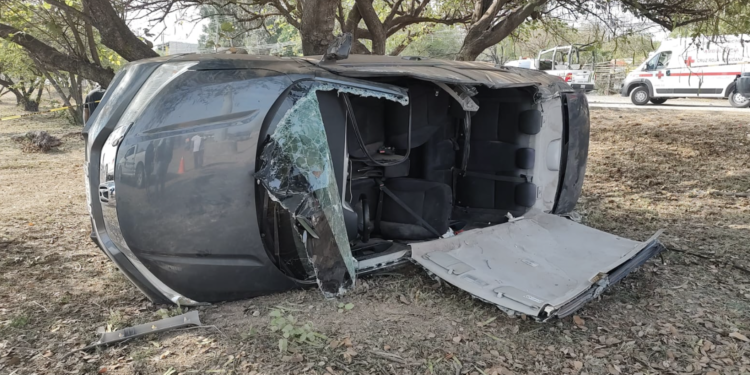 Vuelca por exceso de velocidad… se salva de morir