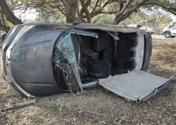 Vuelca por exceso de velocidad… se salva de morir