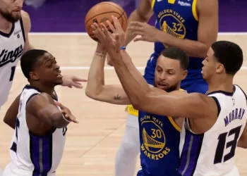 Kings avanzan a los playoffs tras arrollar a los Warriors en el Play-In