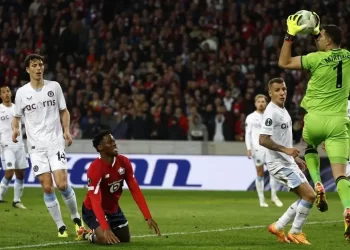 ‘Dibu’ Martínez lleva al Aston Villa a las semifinales europeas 42 años después