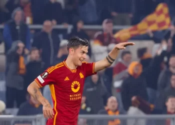 Roma echa al Milan de la Europa League con un golazo de Dybala