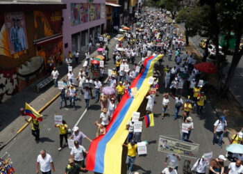 Colombianos marchan contra el Gobierno por crisis en el sector de la salud