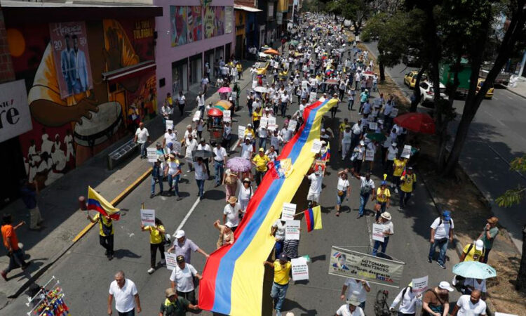 Colombianos marchan contra el Gobierno por crisis en el sector de la salud