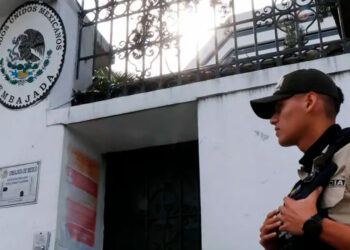 Gobierno británico condena asalto a Embajada de México en Quito