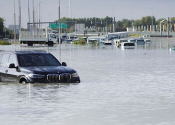 Emiratos Árabes Unidos enfrenta las peores lluvias en 75 años; Omán reporta 19 muertes
