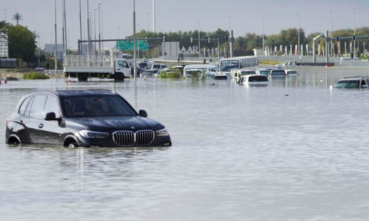 Emiratos Árabes Unidos enfrenta las peores lluvias en 75 años; Omán reporta 19 muertes