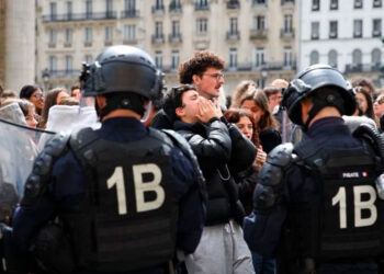 Reprimen protestas universitarias en Francia