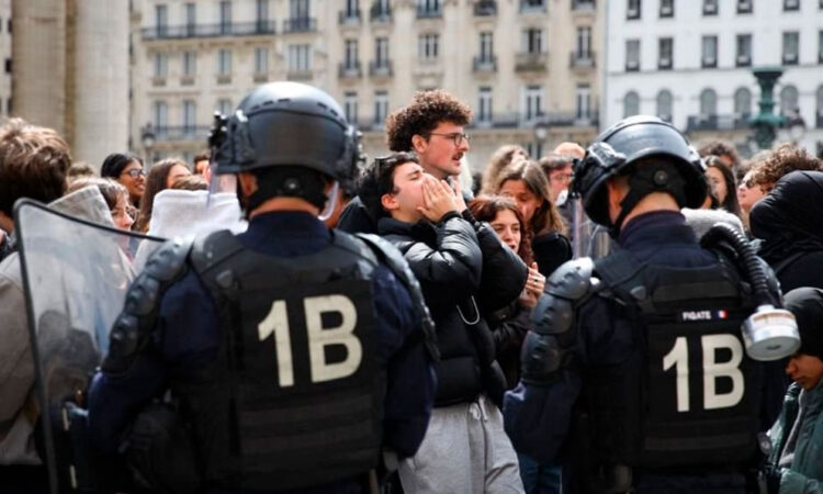 Reprimen protestas universitarias en Francia