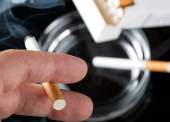 Turín prohíbe fumar al aire libre a menos de 5 metros de otras personas