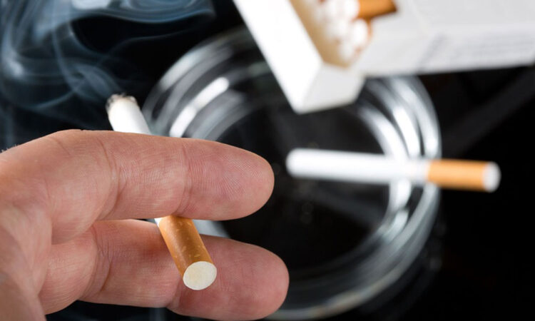 Turín prohíbe fumar al aire libre a menos de 5 metros de otras personas